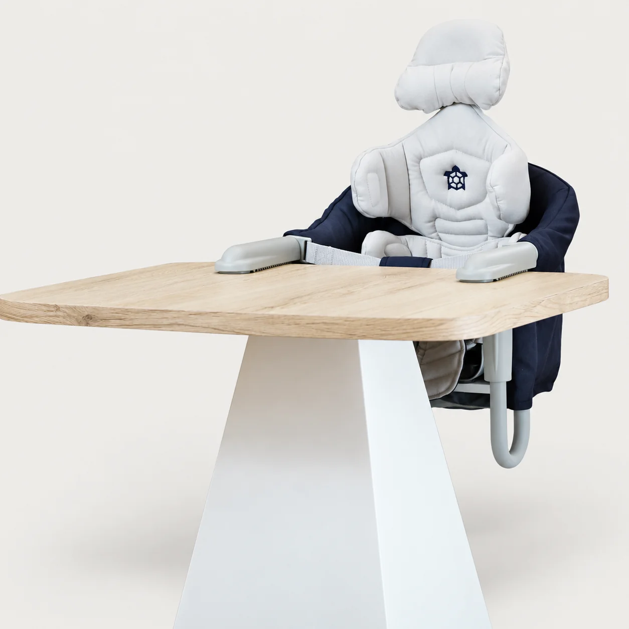 Tarta Kid Seating System seat attached to a table via its table-mount base